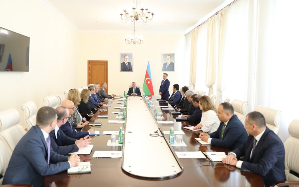 Anar Bayramovu kollektivə Teymur Musayev təqdim etdi Anar 6ad614062f355
