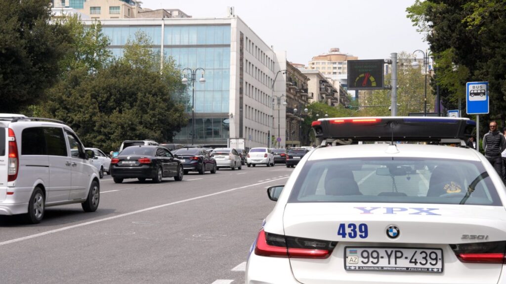 Yol polisi küləkli hava şəraiti ilə bağlı sürücülərə müraciət edib Polisdyp scaled